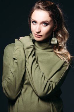 Moda esmer holding hamile karnına.