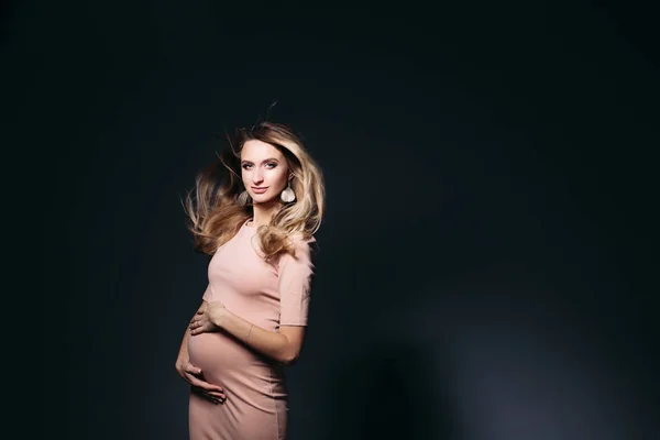 Efecto ventoso en el retrato de estudio de la mujer embarazada . — Foto de Stock