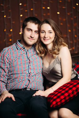 Küçük sarışın çocuk Noel ile oynarken sunar ve kutuları.