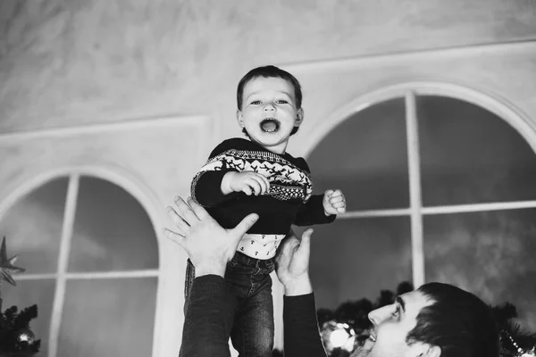 Menino loiro brincando com presentes e caixas de Natal . — Fotografia de Stock