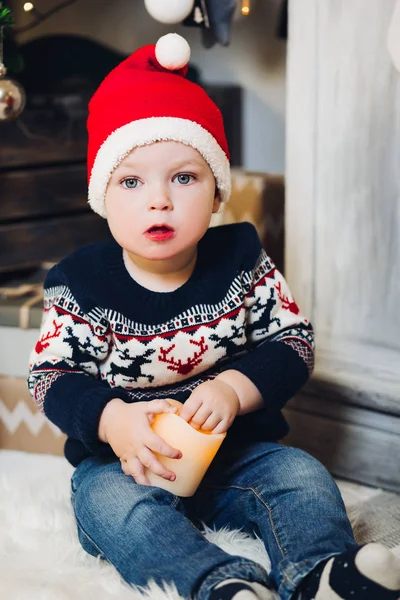 Anak kecil pirang bermain dengan hadiah Natal dan kotak . — Stok Foto