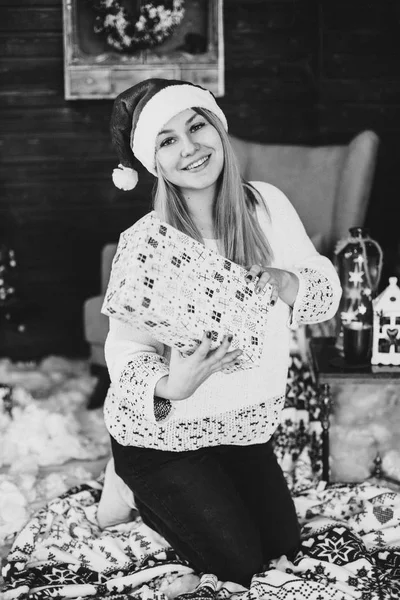 산타 모자 선물 상자를 들고 행복 한 여자. — 스톡 사진