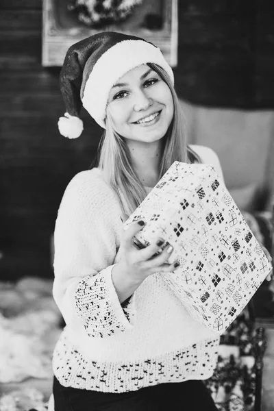 산타 모자 선물 상자를 들고 행복 한 여자. — 스톡 사진