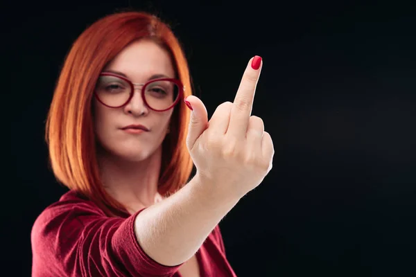 Vertrouwen en boos red haired meisje vinger gebaren fuck pronken. — Stockfoto