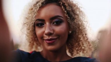 Oldukça kendini onun kamera çekimi fotoğraf gülümseyen.