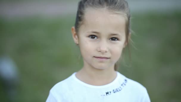 Közelről Elég Kicsi Barna Lány Keresi Boldog Mosolyog Kamera Gyönyörű — Stock videók