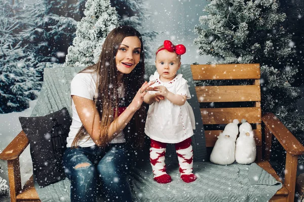 아기와 함께 크리스마스 트리를 장식 하는 사랑이 있는 어머니. — 스톡 사진