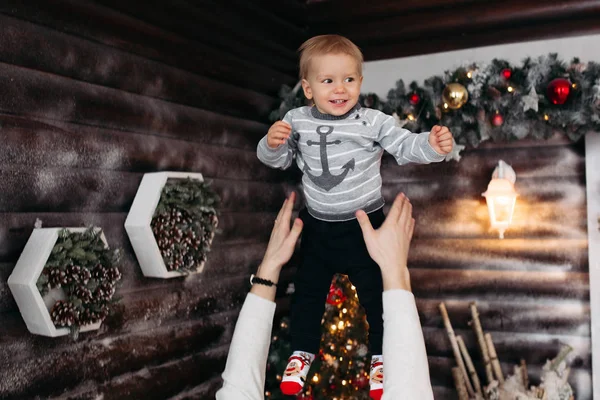 Chico alegre riendo y jugando con los padres en el estudio de Navidad —  Fotos de Stock