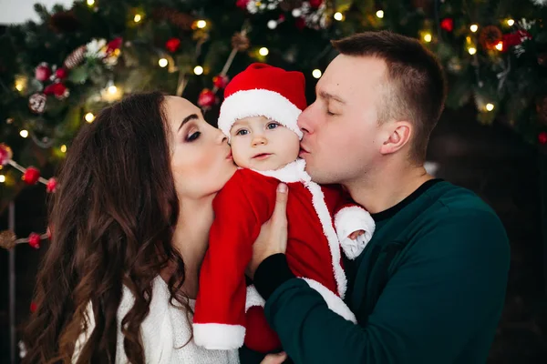 Família amigável desfrutando de tempo juntos antes do Natal — Fotografia de Stock