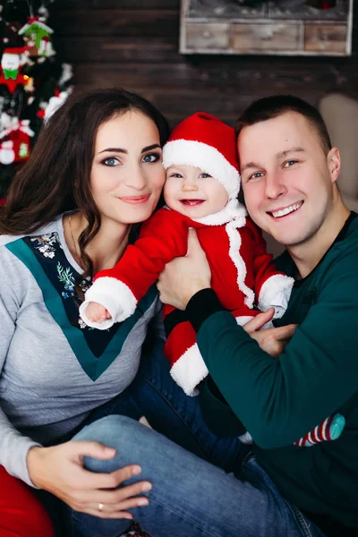 Gelukkige familie met schattig kind plezier op kerstboom. — Stockfoto