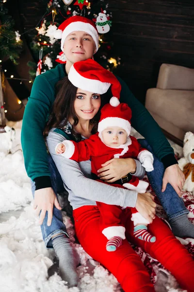 Vriendelijke familie genieten van de tijd samen voor Kerstmis — Stockfoto