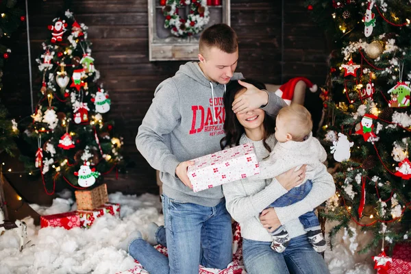 Família feliz abrindo presentes de Natal com crianças . — Fotografia de Stock