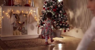 Noel hediyeleri Noel ağacının altında olan çocuklar.