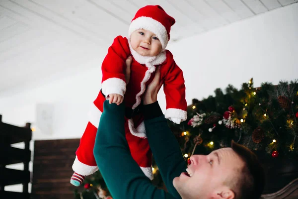Anak yang ceria tertawa dan bermain dengan orang tua di studio natal — Stok Foto