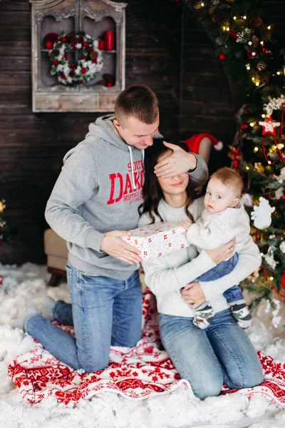 Feliz familia abriendo regalos de Navidad con niños . —  Fotos de Stock