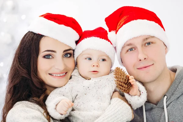 크리스마스 나무에 재미 사랑 스러운 아이 함께 행복 한 가족. — 스톡 사진