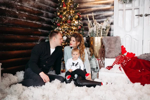 Amistosa familia disfrutando de tiempo juntos antes de Navidad —  Fotos de Stock