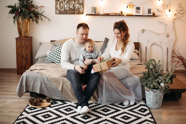 Amistosa familia disfrutando de tiempo juntos antes de Navidad —  Fotos de Stock