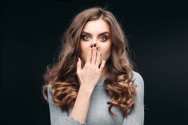 Open-eyed ile sürpriz güzel kadın