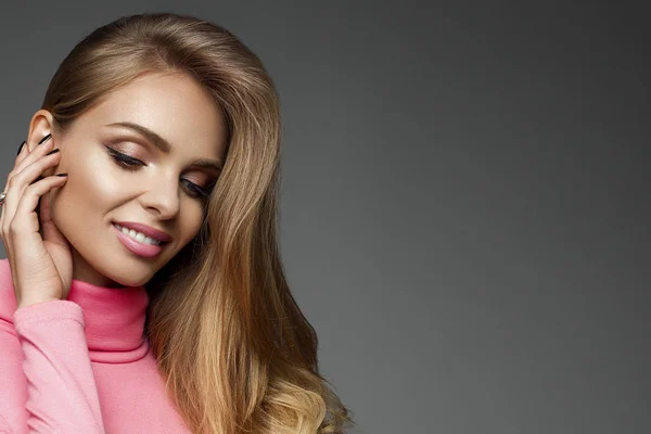 Preciosa mujer rubia de pelo largo con la piel perfecta y maquillaje — Foto de Stock