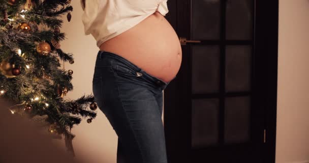 Amar a la mujer embarazada con regalo acariciando su vientre . — Vídeo de stock
