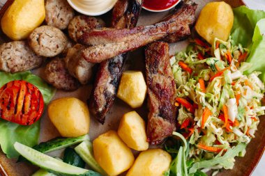 Lezzetli restoran yemek renkli üstten görünüm.