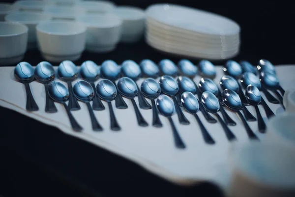 Muitas colheres de sobremesa de limpeza na cozinha. Conceito de ferramenta e cozinha equipamento profissional . — Fotografia de Stock