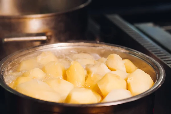 Металлическая сковорода, полная внутри картофеля для супа . — стоковое фото