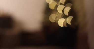 Garland ve topları ile Noel ağacı güzel dekore edilmiş.