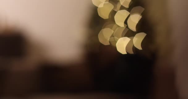 Bel arbre de Noël décoré avec guirlande et boules .