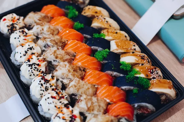 カラフルな美味しいおいしそうなお寿司のセットです。興味深いプレゼンテーション. — ストック写真