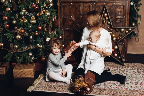 Feliz Joven Madre Con Bebé Viendo Decoraciones Árbol Navidad Con —  Fotos de Stock