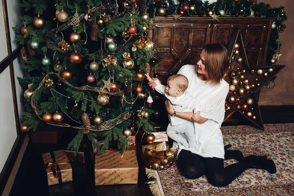 Madre con dos hijos en el árbol de Navidad . —  Fotos de Stock
