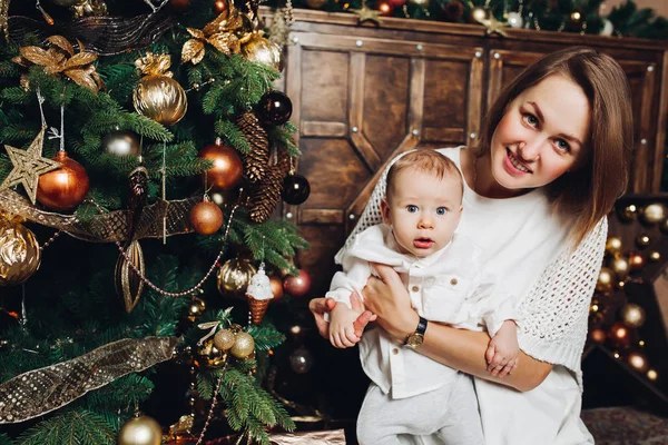 Madre con dos hijos en el árbol de Navidad . —  Fotos de Stock