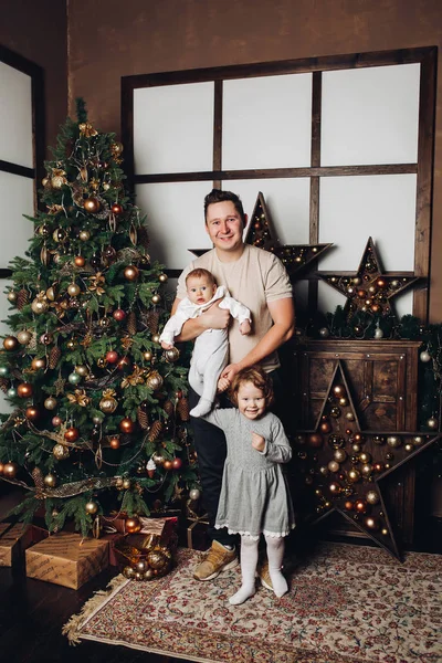 Feliz padre con sus hijos en Navidad . —  Fotos de Stock
