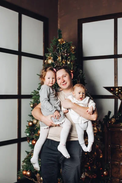 Gelukkig vader met zijn kinderen met Kerstmis. — Stockfoto