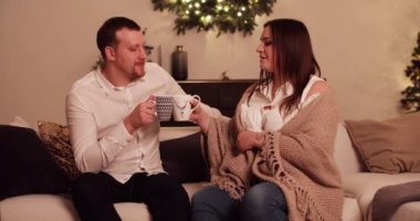 Çift çay içme sevgi dolu ve Noel'de konuşuyor.