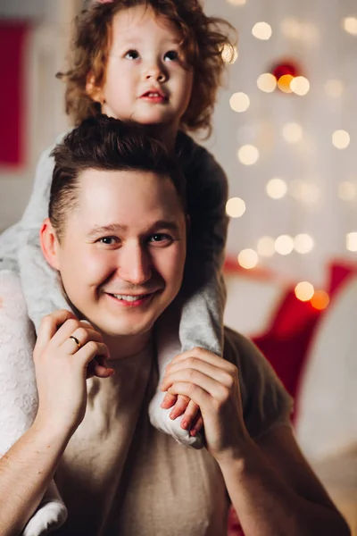 Retrato de padre amoroso con hija sobre sus hombros . —  Fotos de Stock