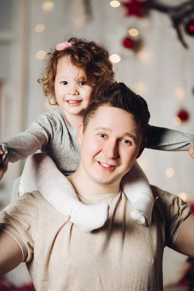 Portret van liefhebbende vader met dochter op zijn schouders. — Stockfoto