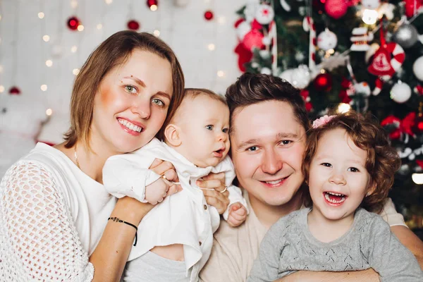 Liefhebbende ouders met kinderen met Kerstmis bij ingerichte fir tree. — Stockfoto