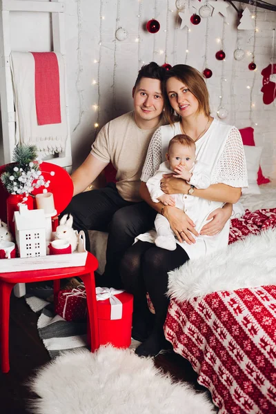 Ouders met kinderen knuffelen kussen met Kerstmis. — Stockfoto