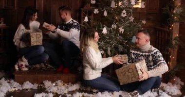 Noel sabahı. Genç aile neşeyle congratulatess her diğer evlenmek Noel.