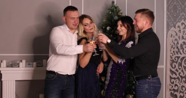 Ung kvinna dricker champagne på nyårsfest. Super slow motion — Stockvideo