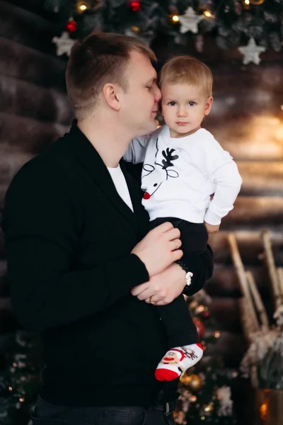 Padre y niño decorando árbol de Navidad.Decoración de Navidad . —  Fotos de Stock