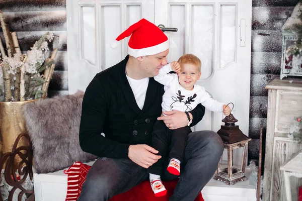 Padre y niño decorando árbol de Navidad.Decoración de Navidad . —  Fotos de Stock