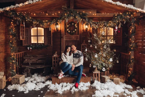 Weihnachtsporträt eines jungen Paares Atelierfoto über Weihnachten — Stockfoto