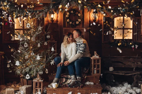 Noel portre romantik bir çift. güzel bir ev