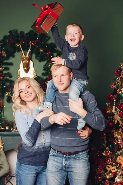 Kerst familie foto, vader, zoon en moeder — Stockfoto