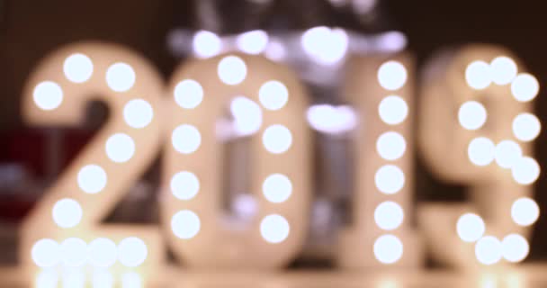 Les grandes figures de 2019, en bois, avec des ampoules brûlantes à l'intérieur se tiennent dans l'obscurité — Video