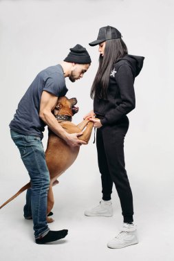 Koyu saçlı kadın kap ve siyah sportif yan görünüm uygun kablosuz